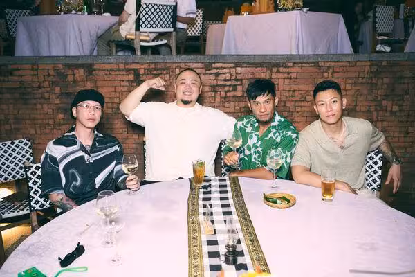 快訊／瘦子結婚4年海島補辦婚禮！　甜牽老婆深情對望「大咖全現身見證」