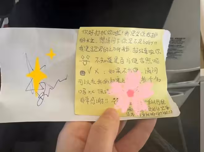粉絲在飛機上偶遇Angelababy，因在白紙上簽名，引髮網友熱議