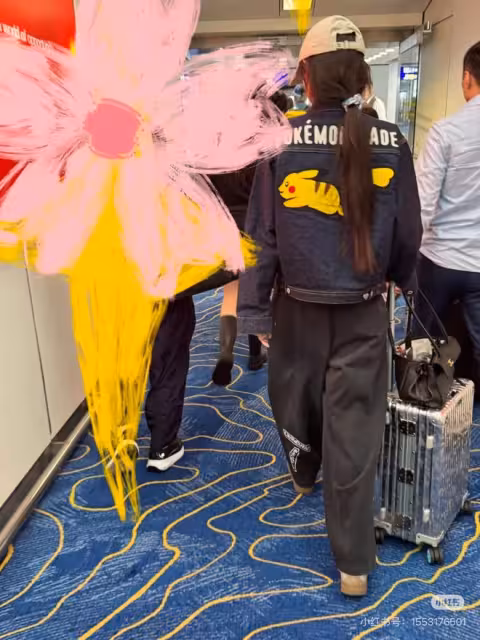 粉絲在飛機上偶遇Angelababy，因在白紙上簽名，引髮網友熱議