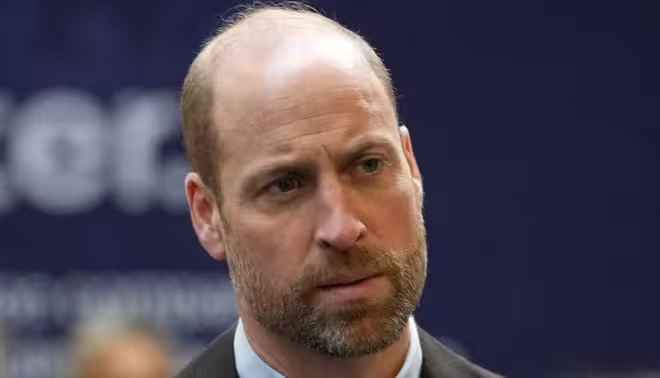 查爾斯終究出手了!威廉鎖死的門,被國王親手砸開