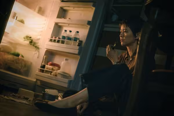 梁詠琪偷換手機桌布內幕曝光! 看伊藤潤二《漩渦》連翻頁都怕
