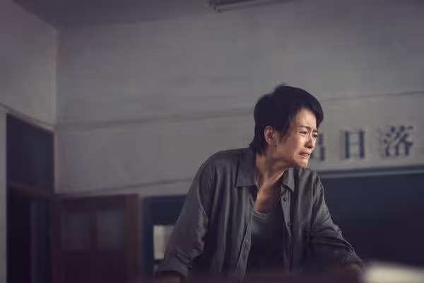 梁詠琪偷換手機桌布內幕曝光! 看伊藤潤二《漩渦》連翻頁都怕