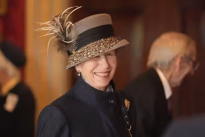 75歲安妮公主打臉豪門名媛！42年前舊裙上身：這才叫貴族！