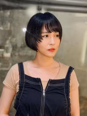 魏蔓突PO文「為我的長髮服喪」!掰了10cm頭髮…還剪及眉齊瀏海超Q