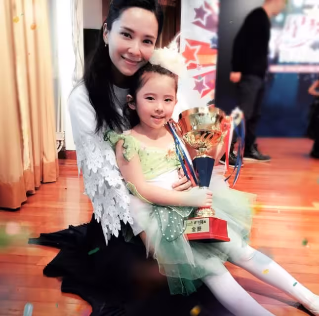 TVB前花旦大曬14歲女兒近照!網民驚呼越來越漂亮!媽媽不反對她加入娛樂圈