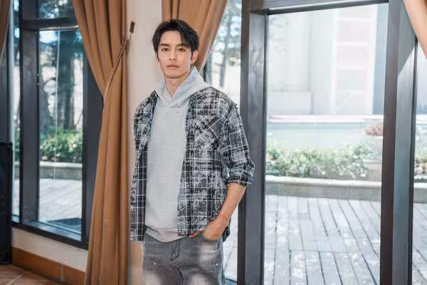 入戲太深滿臉愁容!曹佑寧住高雄70天陷憂鬱 曝女友王凈私下反應