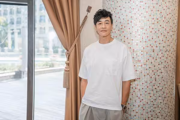 入戲太深滿臉愁容!曹佑寧住高雄70天陷憂鬱 曝女友王凈私下反應