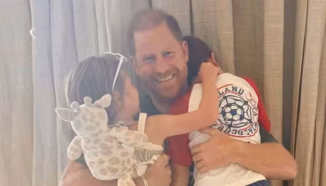 哈里攜子女返英生變!查爾斯大門已開,梅根一招讓王室徹底坐不住