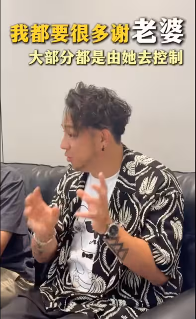 TVB前男星再被粉絲太太怒斥!稱不要在世人面前再裝!四年生四個老二患自閉症!