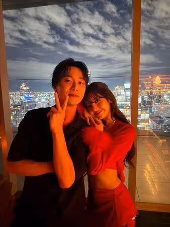 BLACKPINK Lisa緊貼「靠肩依偎」露甜笑 對象是台灣戲劇男神!