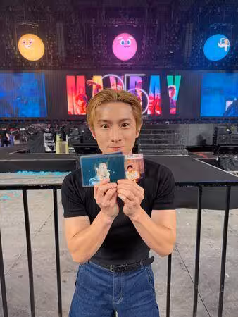 阿本成功圓夢了！帶26年前珍藏朝聖五月天演唱會　阿信暖送擁抱