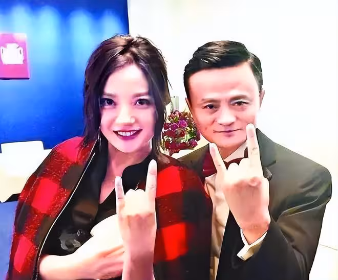 不是黃曉明，也不是黃有龍！如今趙薇唯一能依靠的，是這個男人
