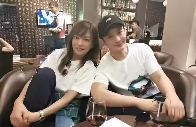 不是黃曉明,也不是黃有龍!如今趙薇唯一能依靠的,是這個男人
