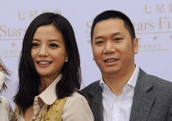 不是黃曉明,也不是黃有龍!如今趙薇唯一能依靠的,是這個男人