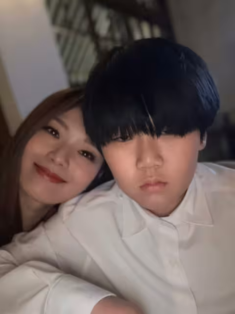 TVB長腿女星慶兒子小學畢業!離婚後獨力照顧兒子!近照曝光:捨不得你長大