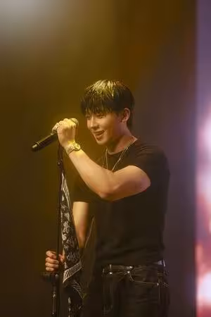 男星無預警開唱「黃鴻升神曲」!來台鬧烏龍「搞錯時間」狂道歉