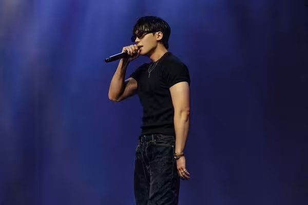 男星無預警開唱「黃鴻升神曲」!來台鬧烏龍「搞錯時間」狂道歉
