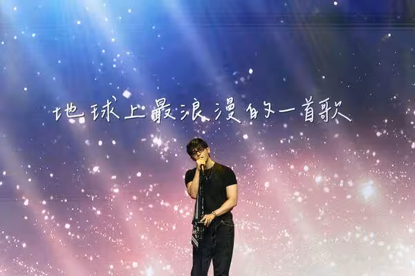 男星無預警開唱「黃鴻升神曲」！來台鬧烏龍「搞錯時間」狂道歉