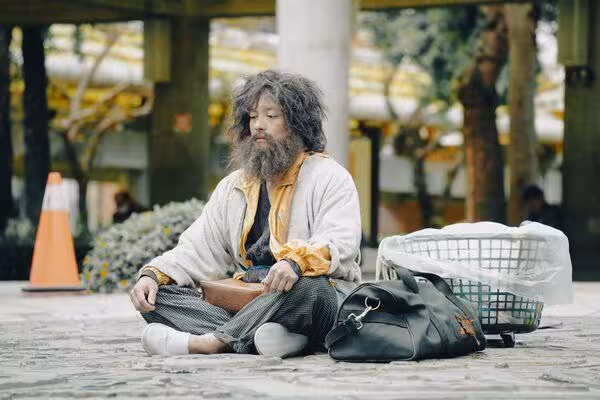 范逸臣耗時1小時變「龍山寺街友」落魄造型曝光 完妝差點認不出!