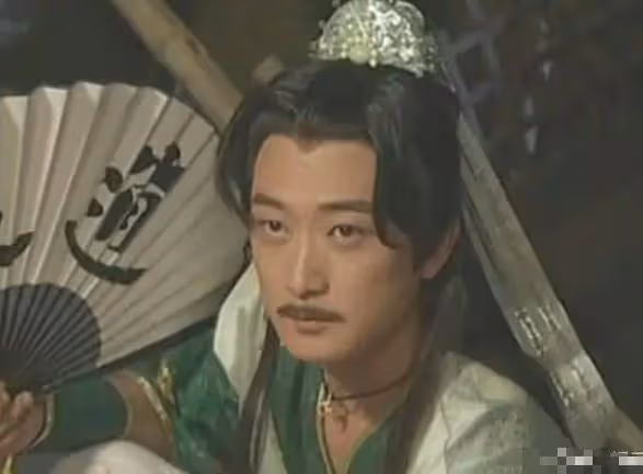 52歲邵峰近照曝光，身材壯碩型男氣十足，夫妻恩愛女兒已十六歲