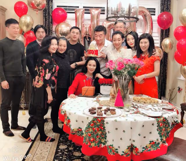 52歲邵峰近照曝光，身材壯碩型男氣十足，夫妻恩愛女兒已十六歲