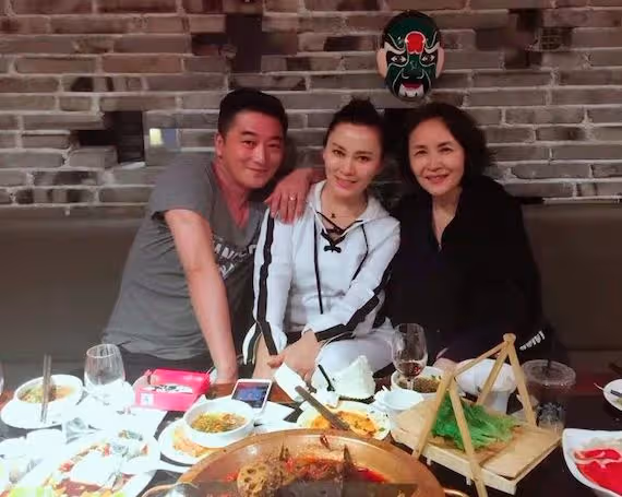 52歲邵峰近照曝光，身材壯碩型男氣十足，夫妻恩愛女兒已十六歲