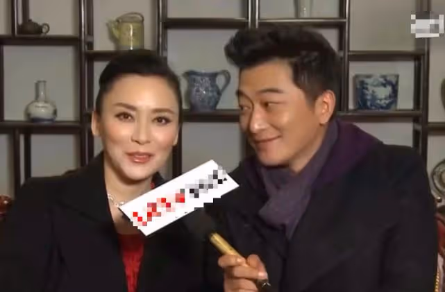 52歲邵峰近照曝光，身材壯碩型男氣十足，夫妻恩愛女兒已十六歲