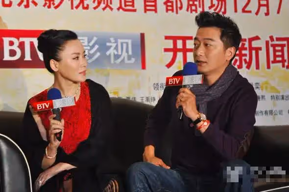52歲邵峰近照曝光，身材壯碩型男氣十足，夫妻恩愛女兒已十六歲