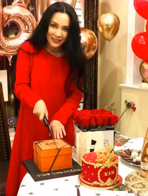 52歲邵峰近照曝光,身材壯碩型男氣十足,夫妻恩愛女兒已十六歲