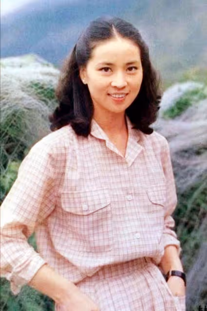 當紅時懷孕息影,嫁給成龍隱婚16年,林鳳嬌過得有多辛苦?