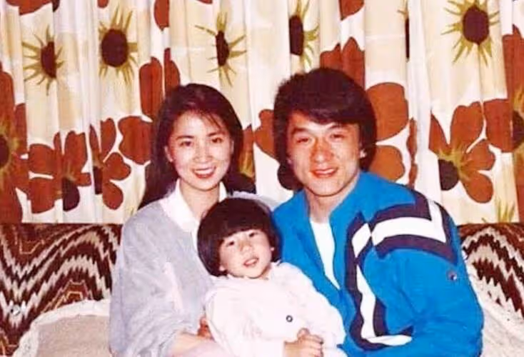 當紅時懷孕息影,嫁給成龍隱婚16年,林鳳嬌過得有多辛苦?