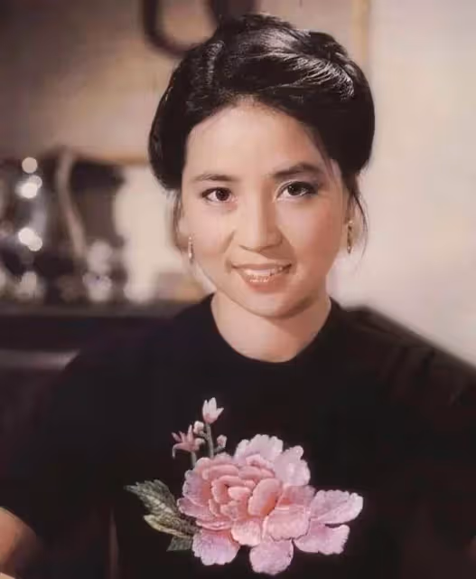 當紅時懷孕息影,嫁給成龍隱婚16年,林鳳嬌過得有多辛苦?