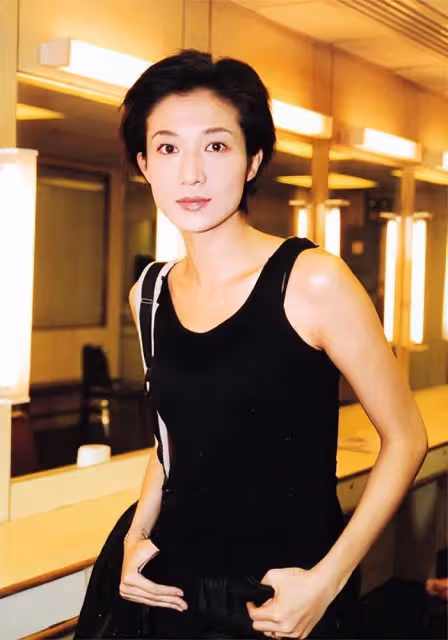 當紅時懷孕息影,嫁給成龍隱婚16年,林鳳嬌過得有多辛苦?