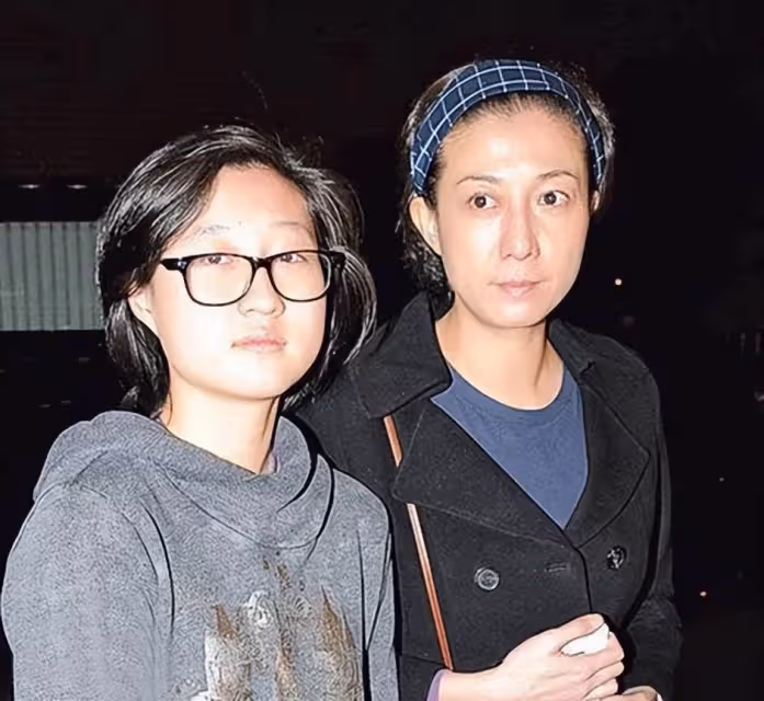 當紅時懷孕息影,嫁給成龍隱婚16年,林鳳嬌過得有多辛苦?