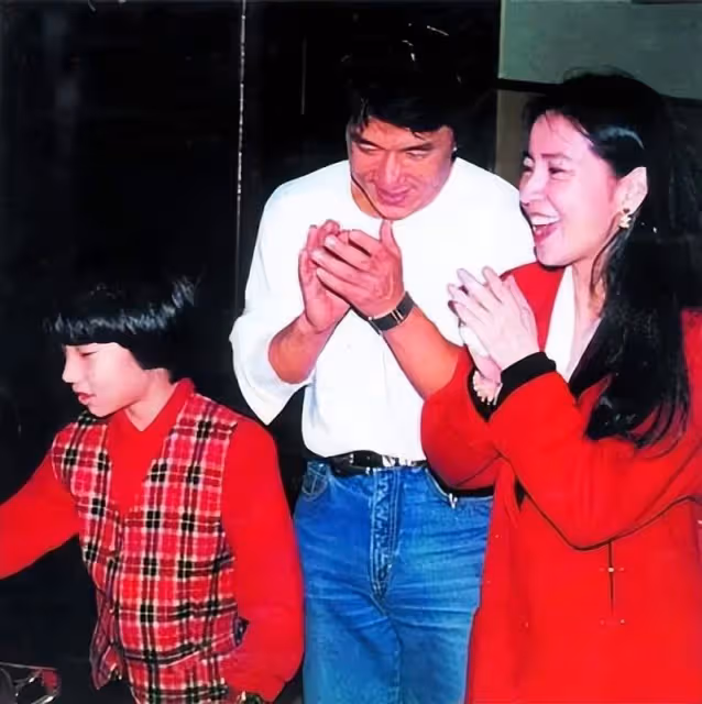 當紅時懷孕息影,嫁給成龍隱婚16年,林鳳嬌過得有多辛苦?