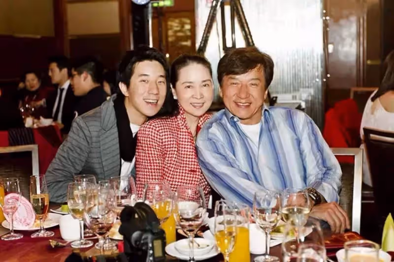 當紅時懷孕息影,嫁給成龍隱婚16年,林鳳嬌過得有多辛苦?