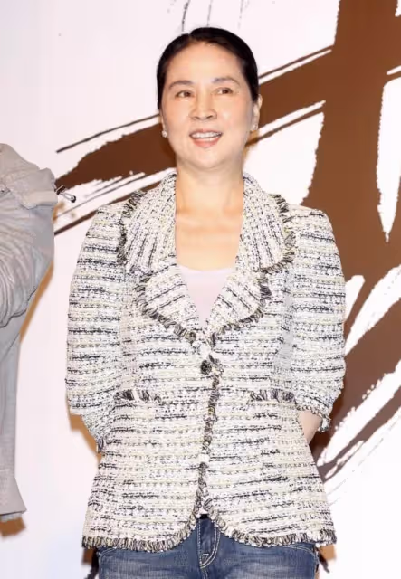 當紅時懷孕息影,嫁給成龍隱婚16年,林鳳嬌過得有多辛苦?