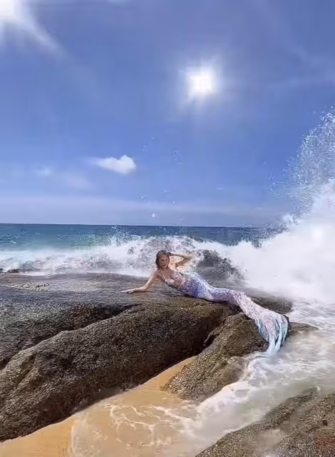 陳浩民嬌妻海邊扮美人魚!泳裝造型吸睛,撩頭髮一刻盡顯媚態