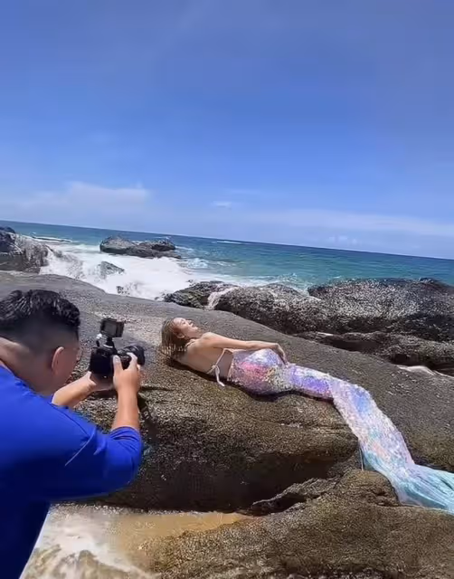 陳浩民嬌妻海邊扮美人魚!泳裝造型吸睛,撩頭髮一刻盡顯媚態