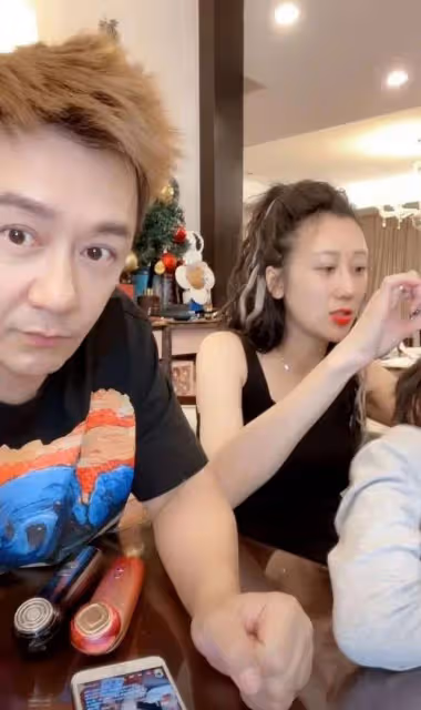 陳浩民嬌妻海邊扮美人魚!泳裝造型吸睛,撩頭髮一刻盡顯媚態