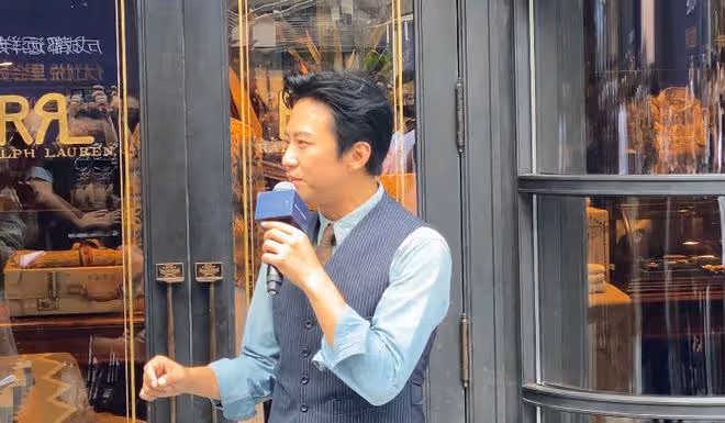 鄧超無懼高溫,穿西裝現身活動撈金,曬到臉部通紅眼睛睜不開