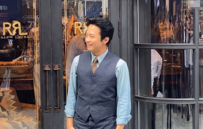 鄧超無懼高溫,穿西裝現身活動撈金,曬到臉部通紅眼睛睜不開