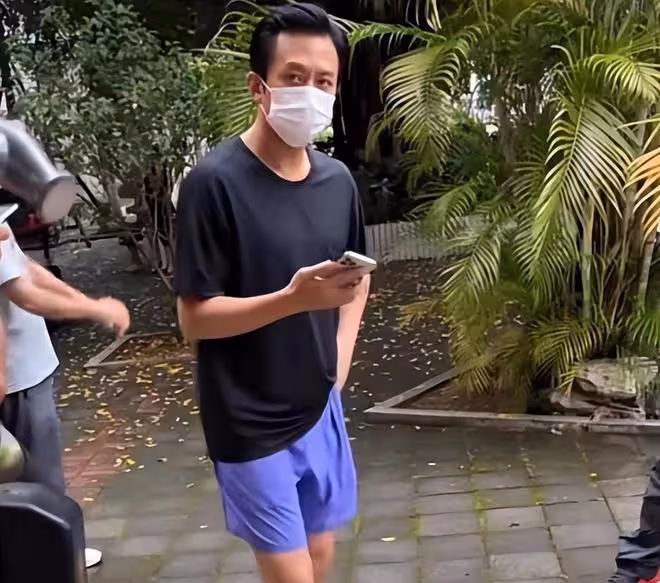 鄧超無懼高溫,穿西裝現身活動撈金,曬到臉部通紅眼睛睜不開