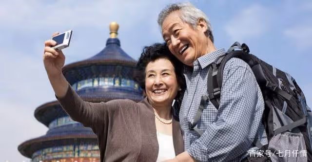 老夫妻退休後去旅遊!引起「子女不滿」60歲老人霸氣「花光積蓄和退休金」:自己的錢還不能花了?