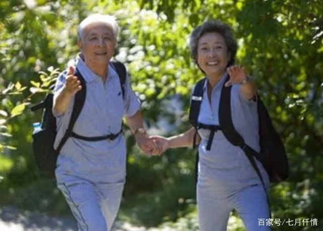 老夫妻退休後去旅遊!引起「子女不滿」60歲老人霸氣「花光積蓄和退休金」:自己的錢還不能花了?