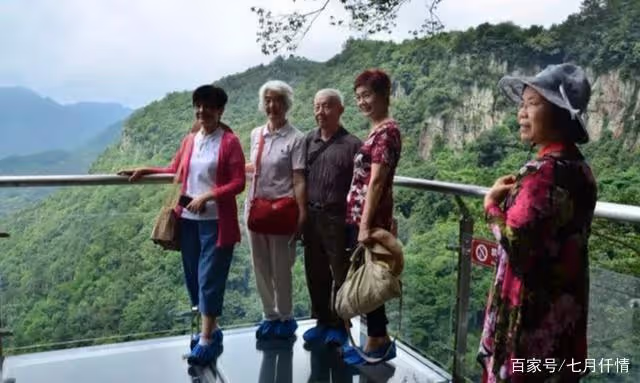 老夫妻退休後去旅遊!引起「子女不滿」60歲老人霸氣「花光積蓄和退休金」:自己的錢還不能花了?
