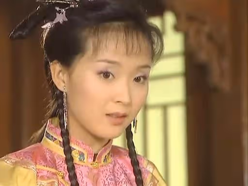 24歲嫁豪門當後媽！跪地「給皇族婆婆洗腳」被親兒罵豬頭「今重拾事業」活出自己