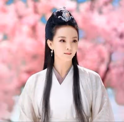 24歲嫁豪門當後媽!跪地「給皇族婆婆洗腳」被親兒罵豬頭「今重拾事業」活出自己