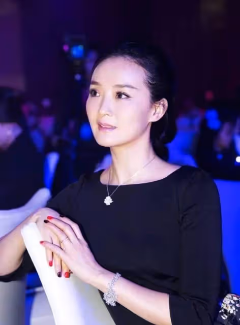 24歲嫁豪門當後媽!跪地「給皇族婆婆洗腳」被親兒罵豬頭「今重拾事業」活出自己