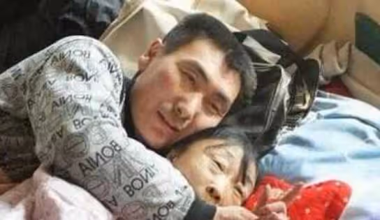 71歲阿嬤為了嫁給年輕帥哥，傾盡家財跑去「整型成30歲少婦」，變化超大！